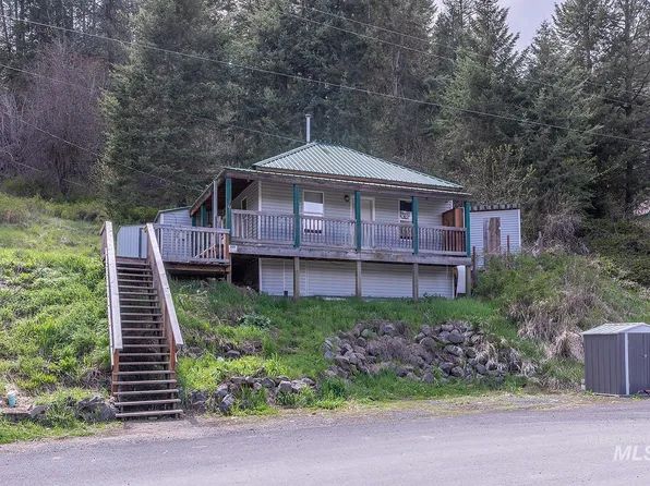 501 Castle Ln, Troy, ID 83871