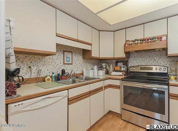 4th image of 15 Farewell Ave