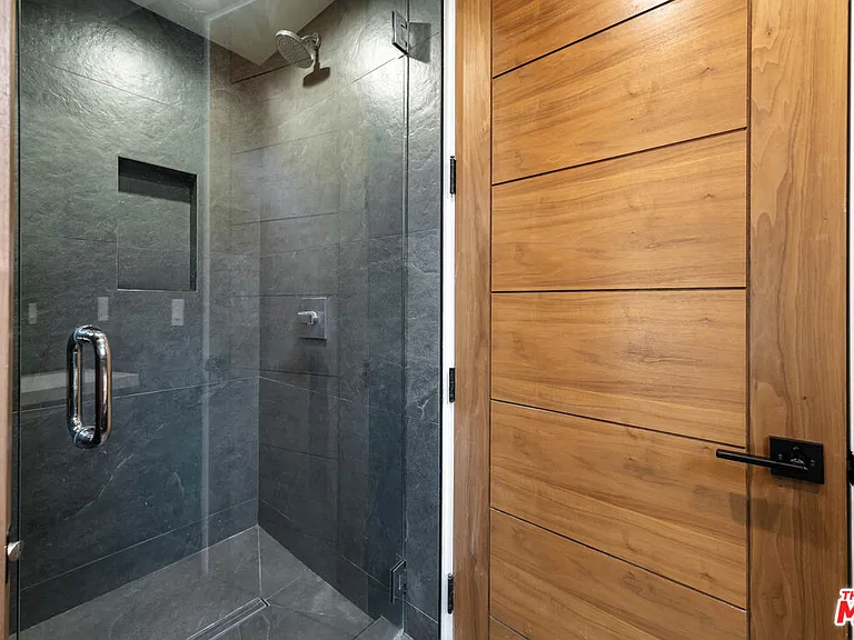 5415 Amestoy Ave — Photo 56