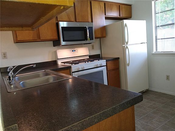 4th image of 1620 W Braker Ln #B