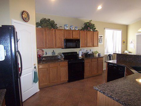 Open Kitchen with Breakfast Bar