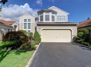 18 Hamlet Dr, Plainview, NY 11803