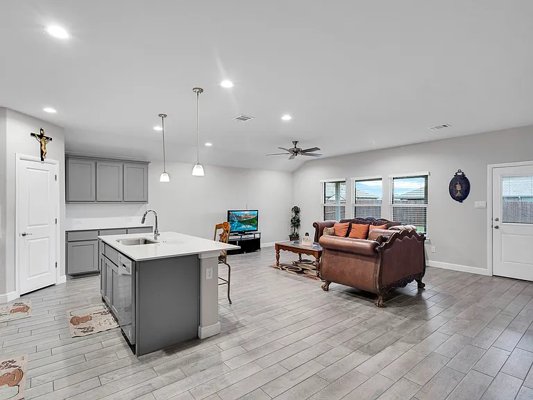 1221 Rolling Meadows Dr — Photo 8