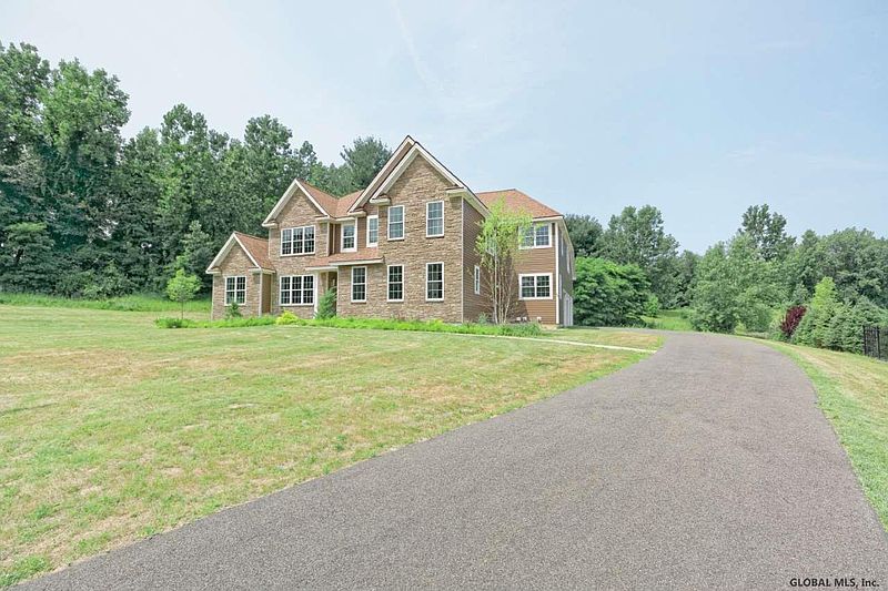 3rd image of 909 SUSSEX Court