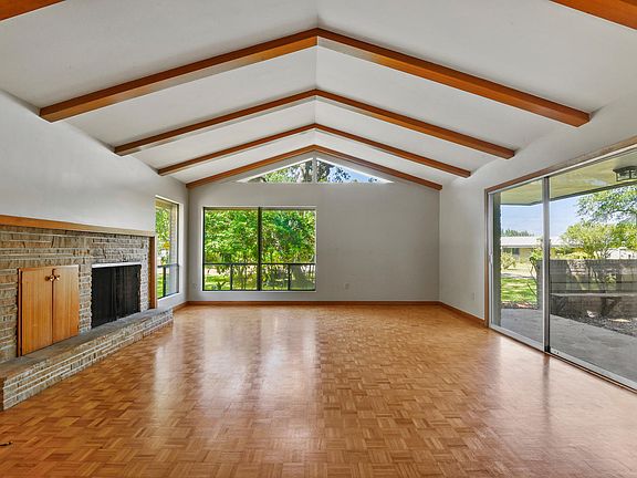 5th image of 1201 Hillcrest Dr