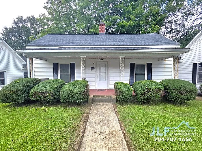 215 College St — Photo 1