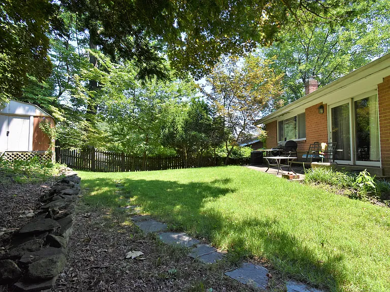 305 Hillsboro Dr — Photo 23