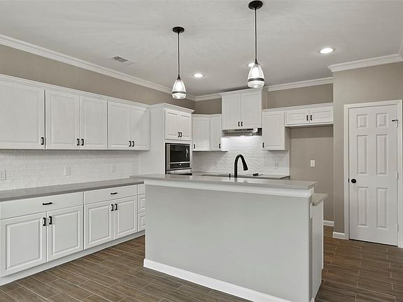 3rd image of 407 Fleming St