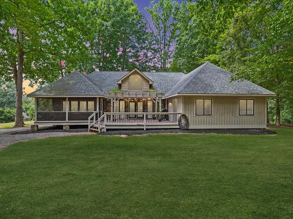 606 Surrey Dr, Huddleston, VA 24104