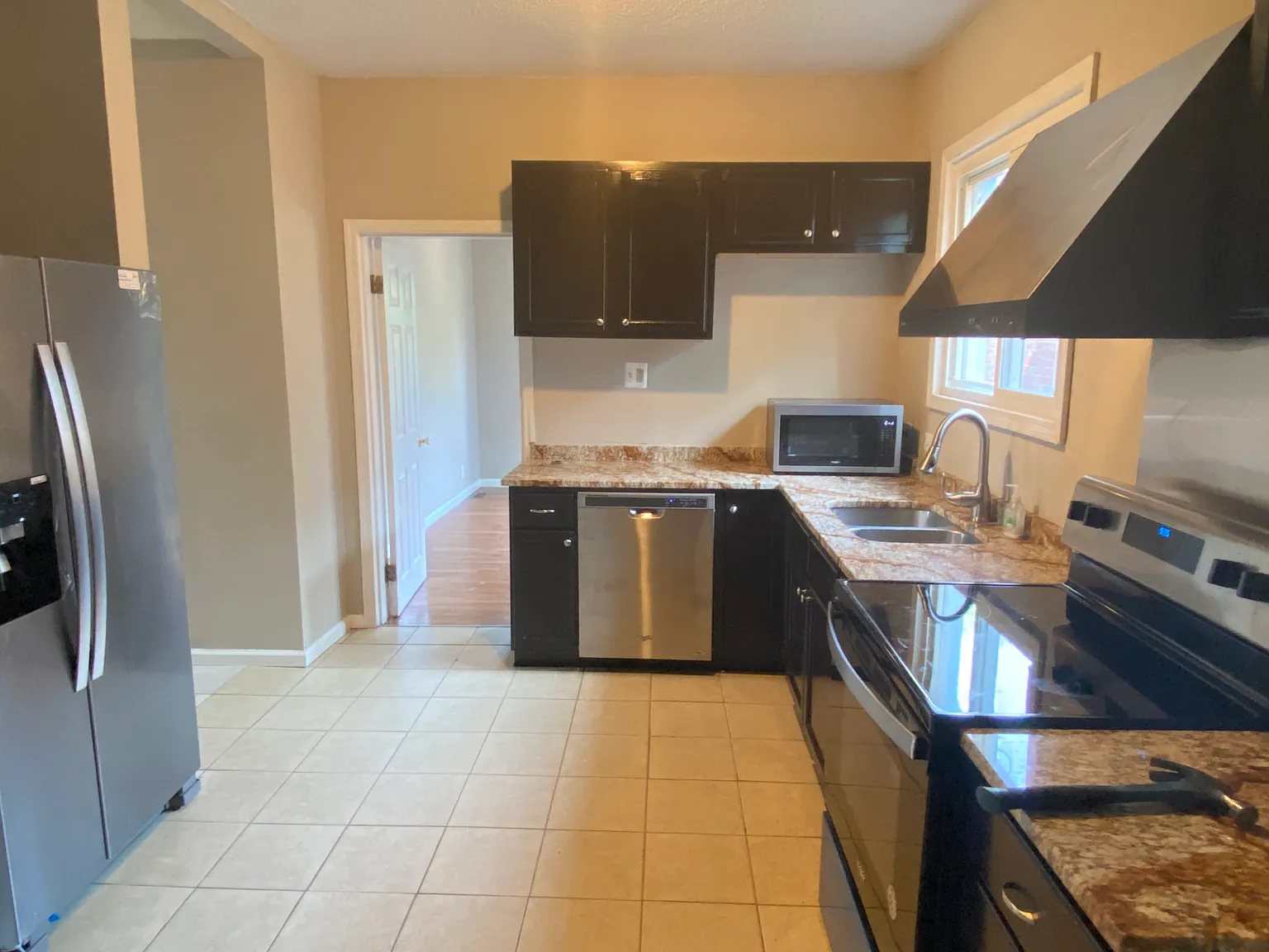 3 bed, 928 sqft, $1,350 — Photo 3