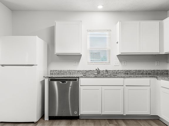 5th image of 2227 S F St