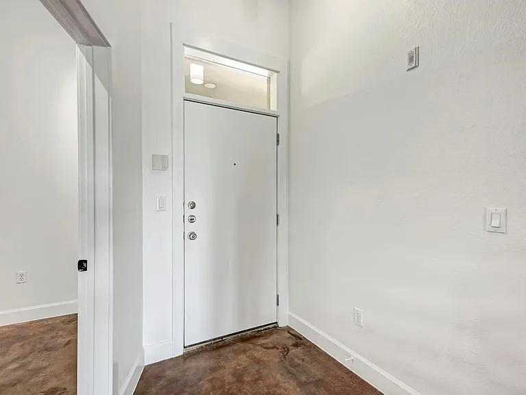 807 E 14th St #305 — Photo 21