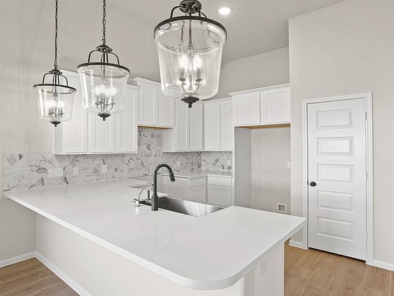 Kitchen with breakfast bar