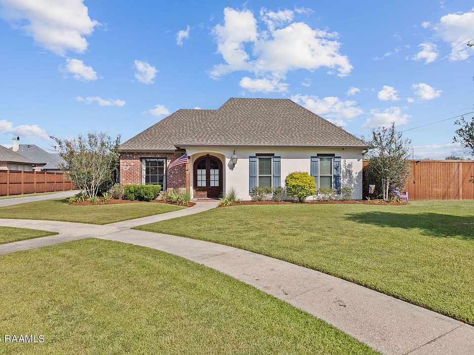 1st image of 221 Cresthill Dr