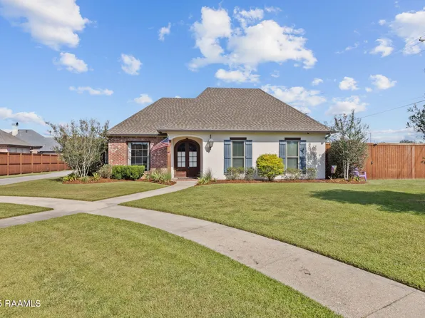 221 Cresthill Dr, Youngsville, LA 70592