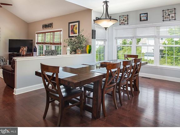 5th image of 140 Schoolview Ln