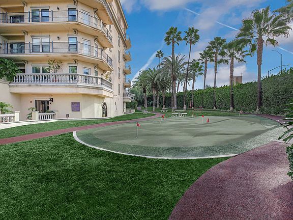 OUTDOOR PUTTING GREEN