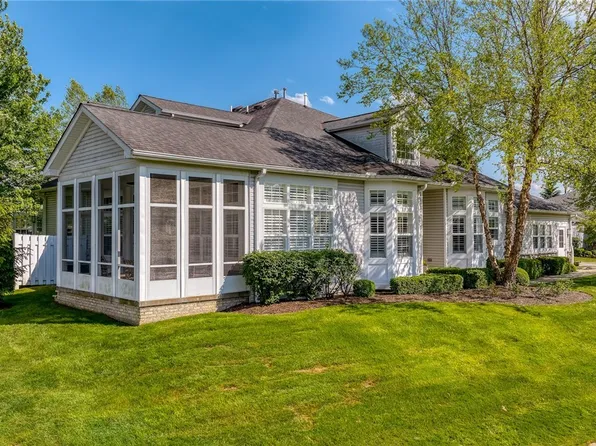 285 Blossom Ln, Chagrin Falls, OH 44022