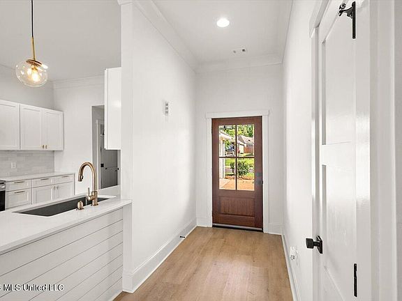 5th image of 405 Mason Ct