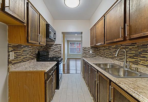 3rd image of 152A Saratoga Ave #2