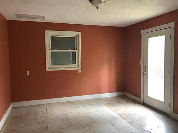 3rd image of 1711 Evergreen St