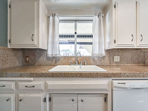 4th image of 601 N Las Posas St