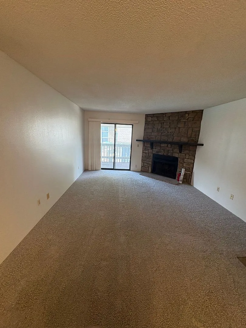 1 Bd/1ba Penthouse Unit With In Unit Laundry $500 Move In Special — Photo 3