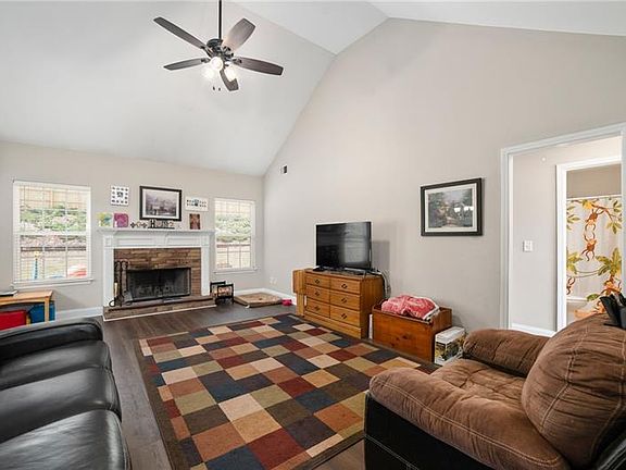 3rd image of 210 Miller Dr