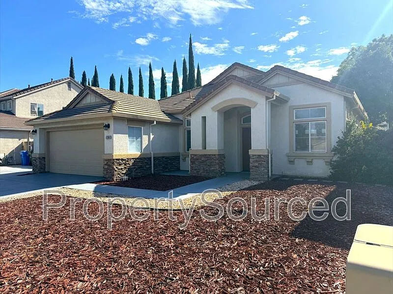 4 bed, 2.0 bath, 1837 sqft, $2,850 — Photo 3