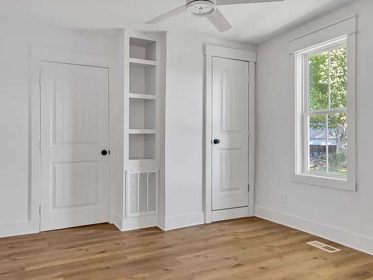 402 England St E — Photo 18