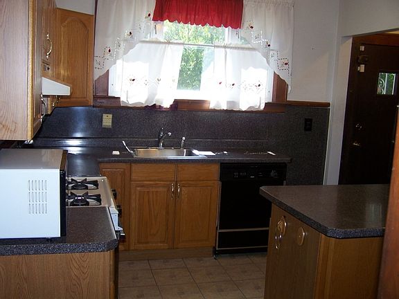 EAT IN KITCHEN