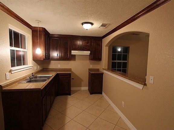 3rd image of 618 Twin Oaks St #A