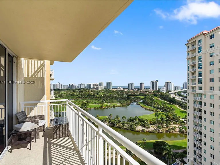 19501 W Country Club Dr #1904 — Photo 41
