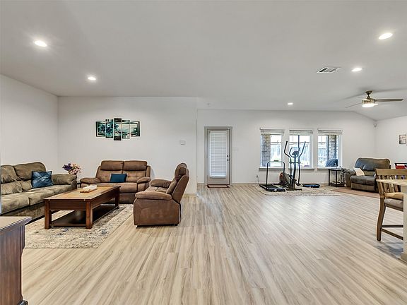5th image of 3438 Lake Landing Ln