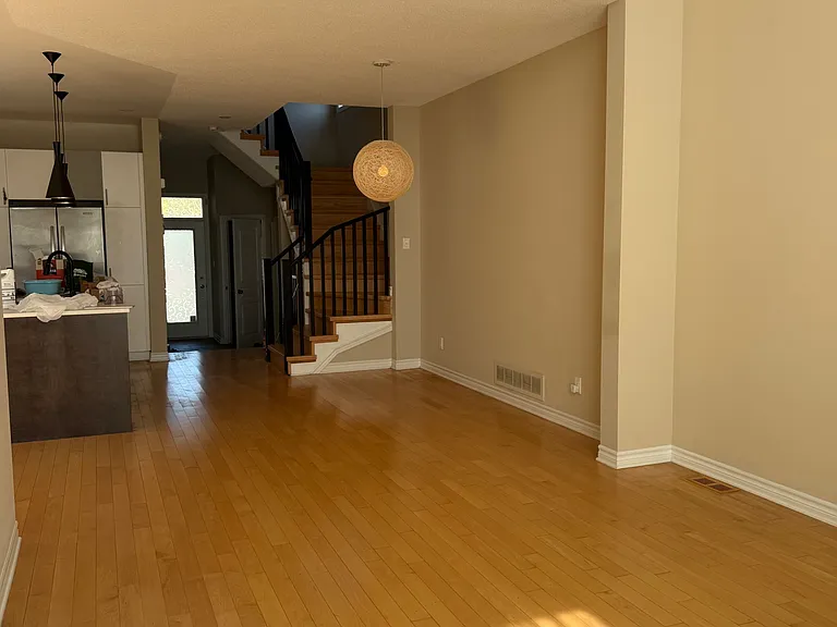 1158 Tischart Cres — Photo 12
