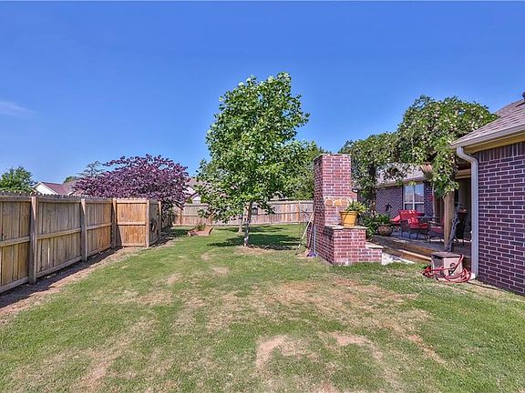 3rd image of 2211 SW Pinoak Ave