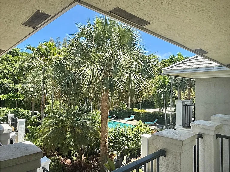1000 Palm Trl #6 — Photo 17