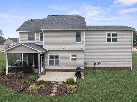 3rd image of 16 Gwendolyn Way