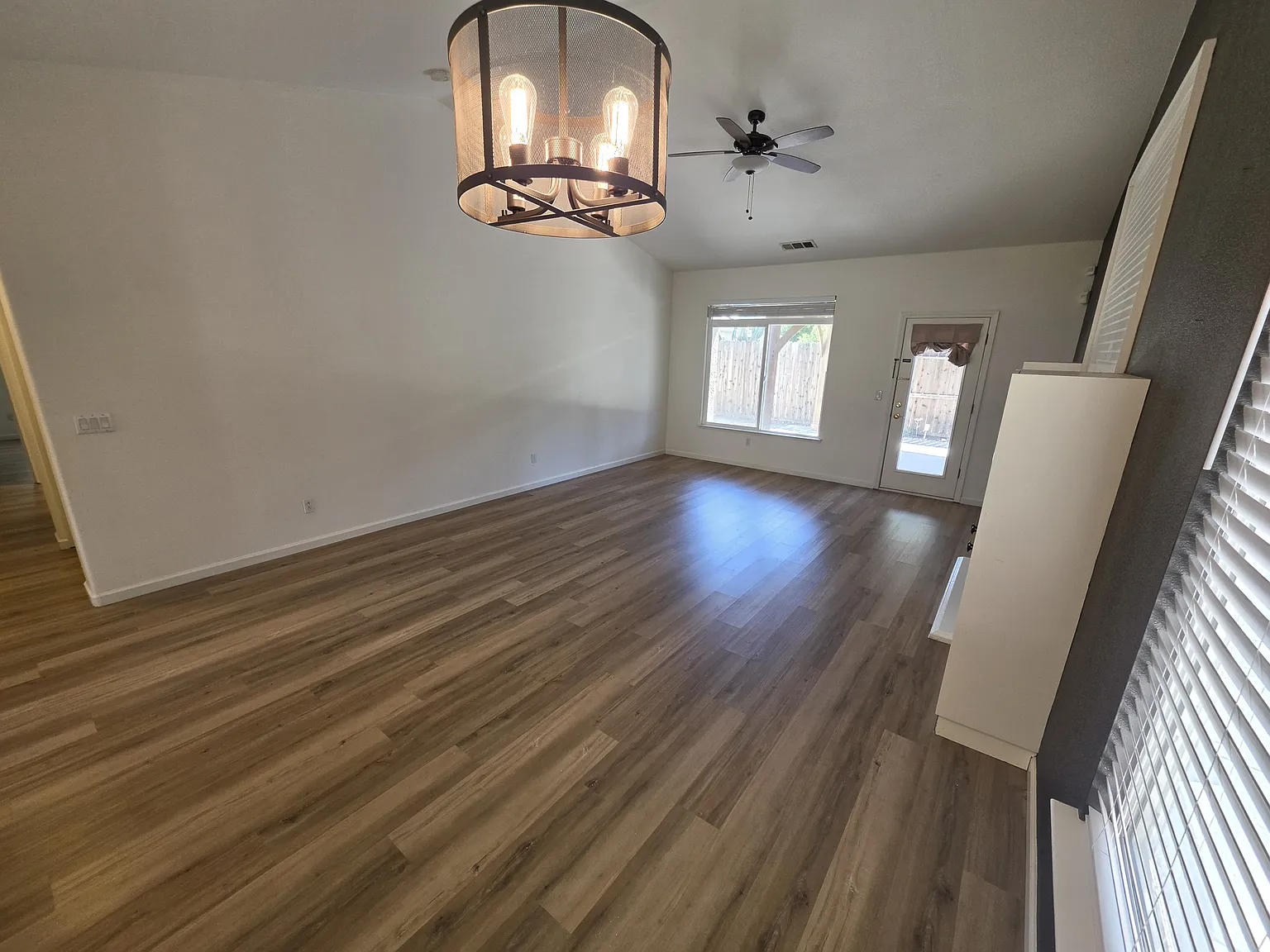 4 bed, 1860 sqft, $2,600 — Photo 3
