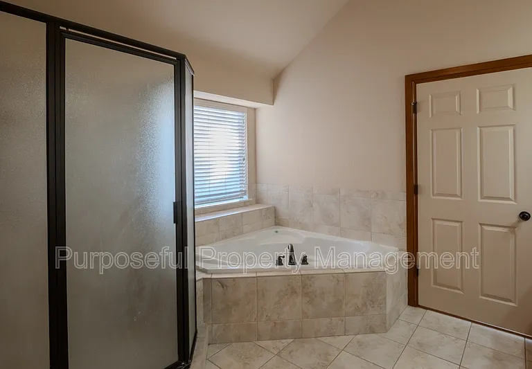 8833 NW 114th Cir — Photo 35