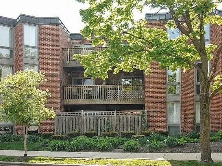 2036 N Larrabee St — Photo 1