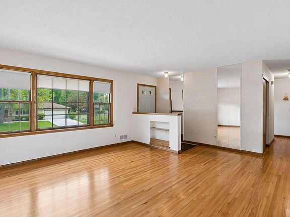 4th image of 2949 Aquila Ave N