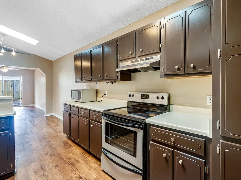 2060 Cambridge Cir — Photo 15
