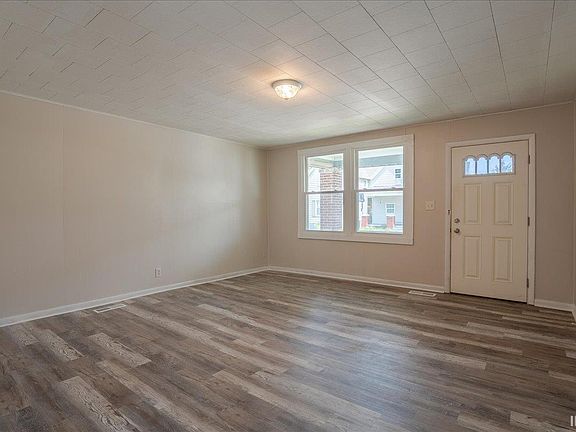 4th image of 2424 W Illinois St