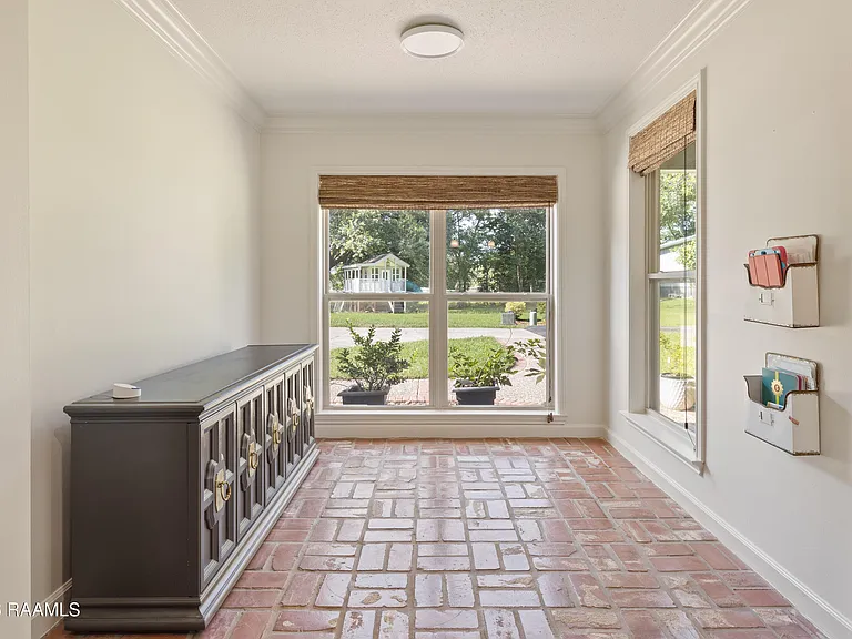 2407 E Broussard Rd — Photo 15