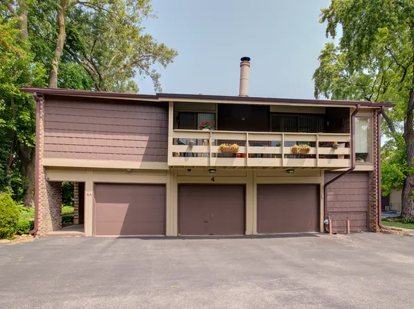4 W Millstone Ct #A, Palos Hills, IL 60465