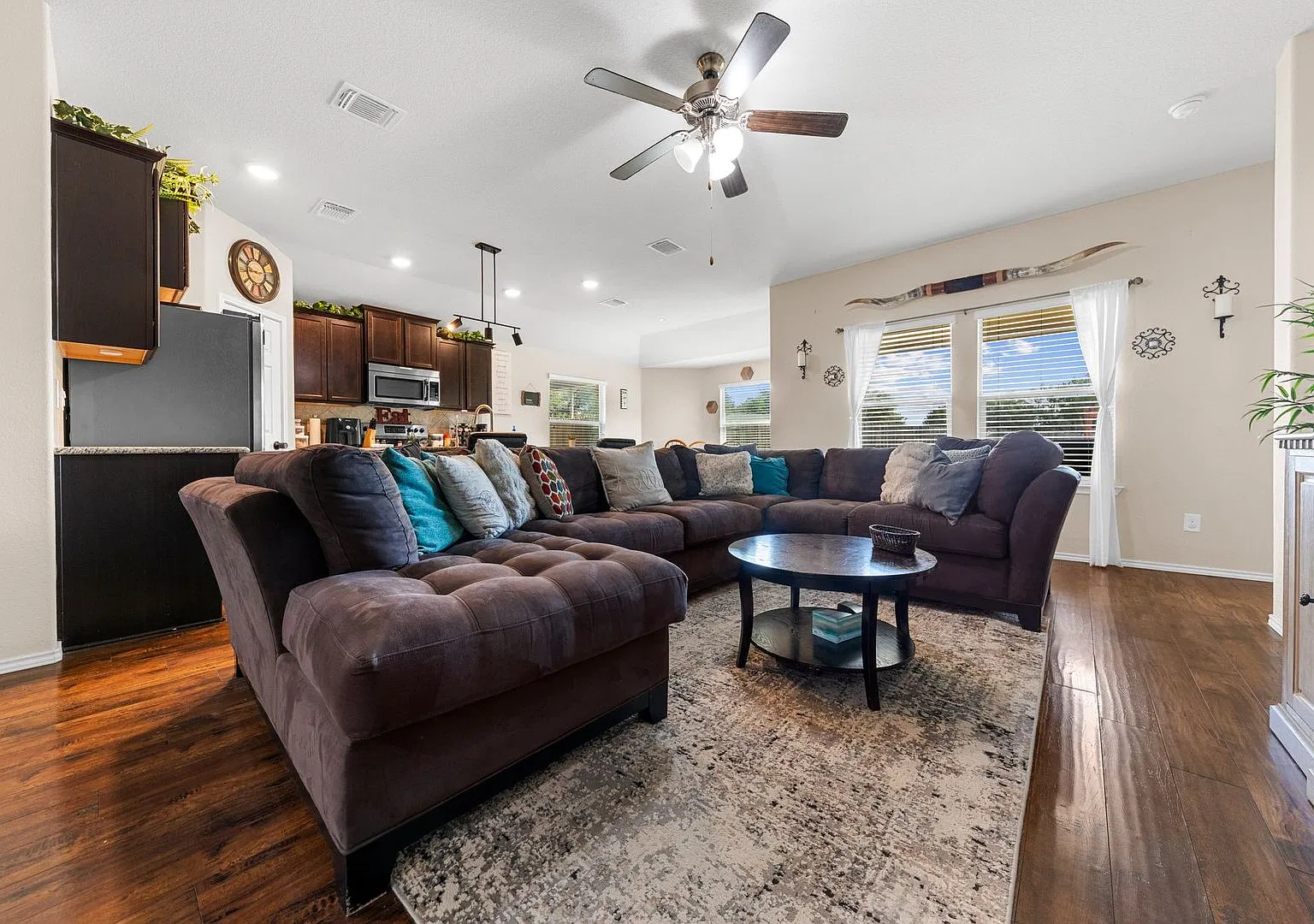 810 Hobby Rd — Photo 3