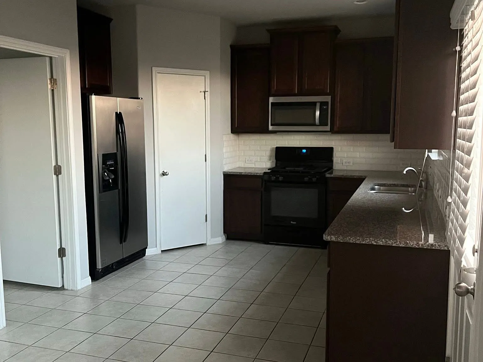 3 bed, 2.5 bath, 1918 sqft, $2,050 — Photo 2