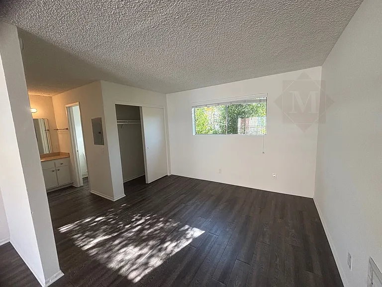 1905 De La Vina St #15 — Photo 3