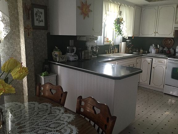 Sunny Eat-In_Kitchen-1st Flr